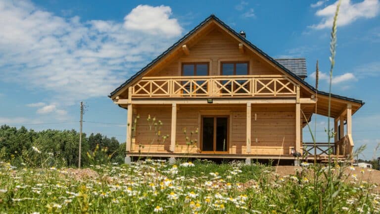 Quels sont les avantages d’une maison en bois autonome ?