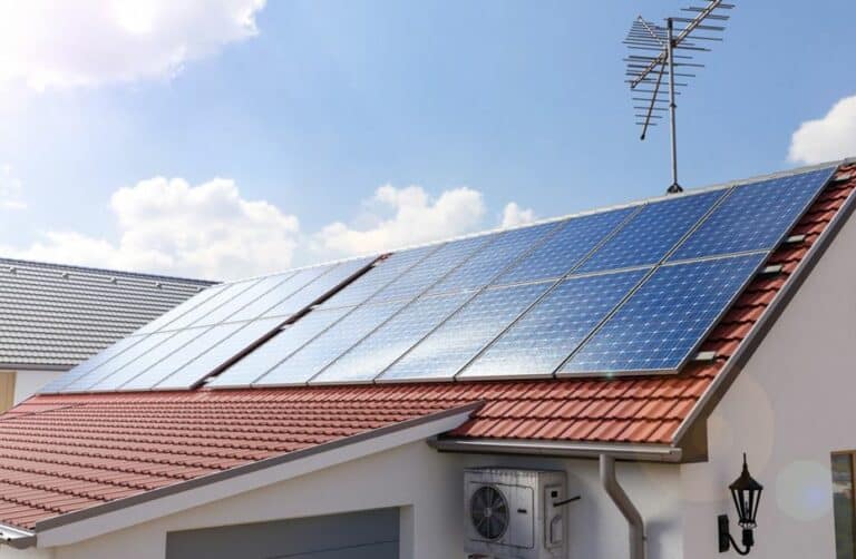 Combien faut-il de panneaux solaires pour alimenter une maison ?