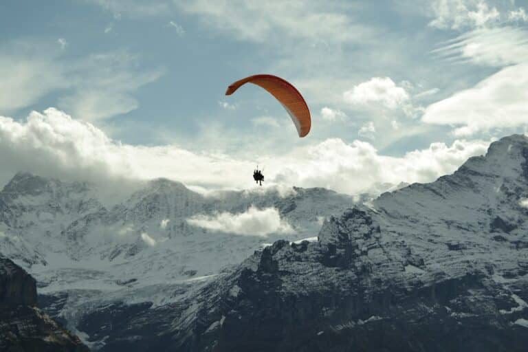 Parapente vs deltaplane : quelles sont les différences ?