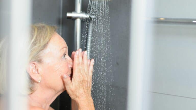 La douche italienne, idéale pour les seniors !