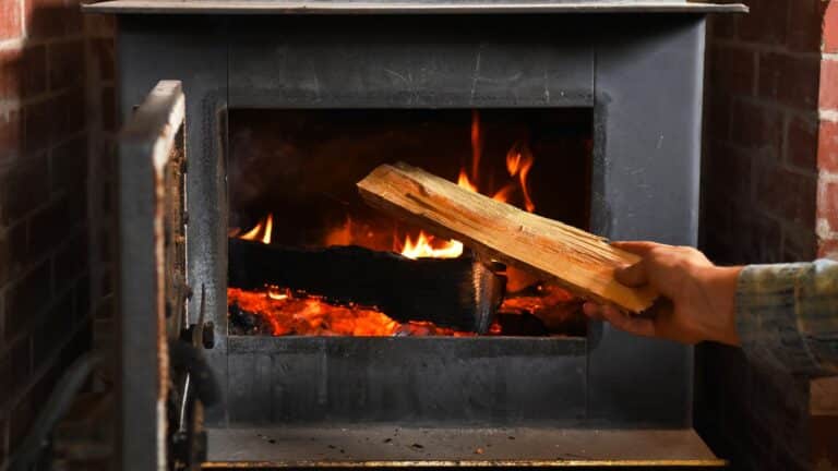 Les normes à respecter pour l’installation d’un poêle à bois