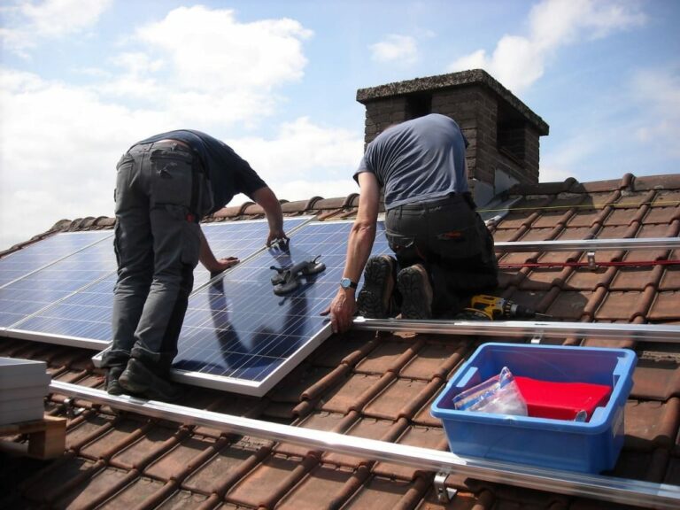 Y a-t-il certains types de toitures sur lesquels l’installation de panneaux photovoltaïques est impossible ou compliquée ?