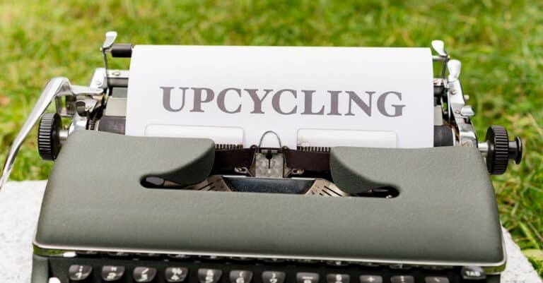 découvrez le concept fascinant de l'upcycling, une pratique créative qui transforme des objets usagés en de nouveaux articles originaux et écologiques.