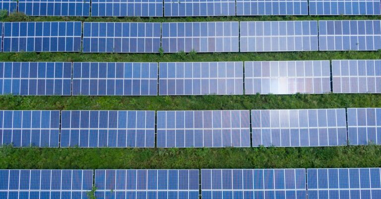 découvrez tout sur les panneaux solaires : avantages, fonctionnement et installation, avec notre guide complet sur les panneaux solaires.